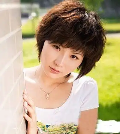 45岁韩式中年人适合的短发烫发发型