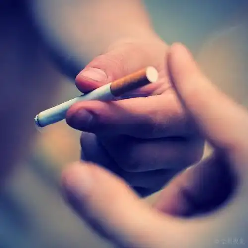 给,香烟,照片,手,拿,特写_高清图片_全景视觉