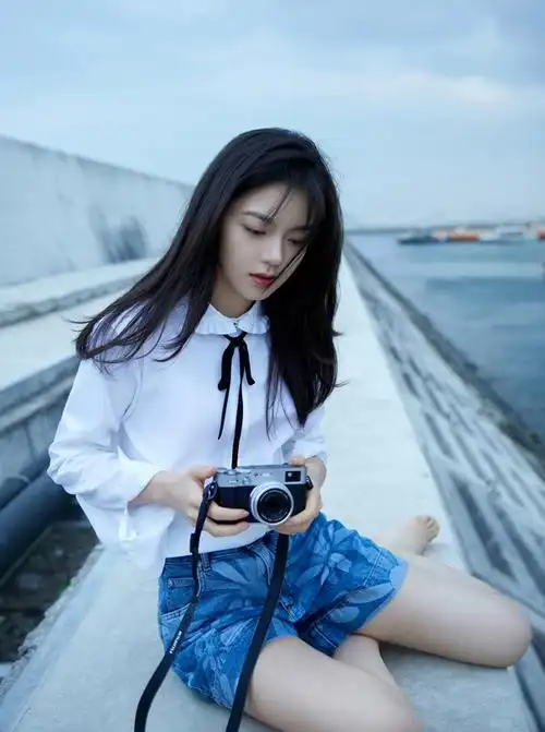 赵今麦海边冷调写真曝光漫步沙滩享惬意海风