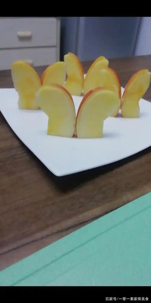 苹果这样切,漂亮蝴蝶造型宝宝多吃一个苹果哦
