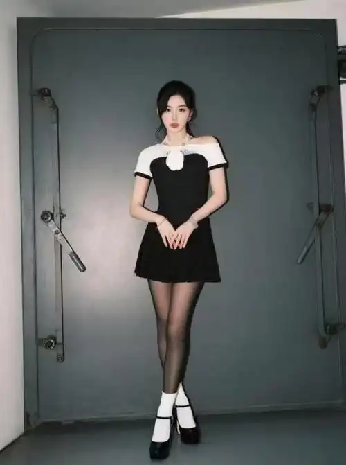 被孔雪儿美到了穿二分裙就算了下面还要配丝袜真显瘦