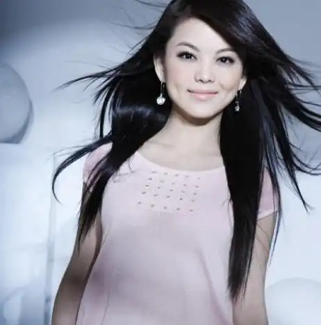 李湘回国疑与男友悄悄约会,男方贴心为她拍照,打扮漂亮难掩开心