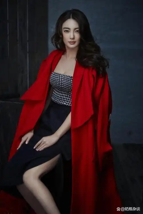 张雨绮晒泳装照,展示傲人身材,网友两极分化,仍保持美貌和品格