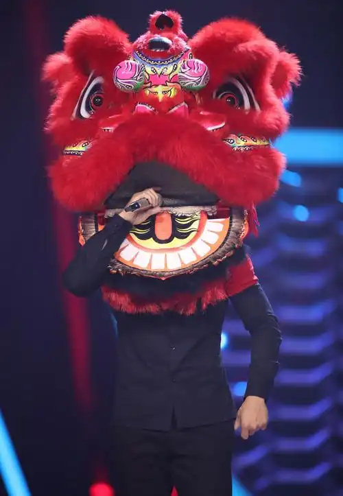 《蒙面唱将3》"狮子头" 面具意外滑落,节目组被吐槽不走心?