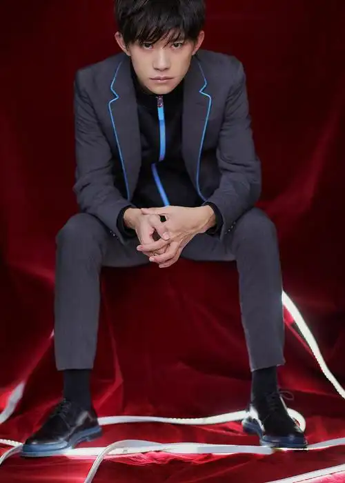 的深灰色小西装带出满满的高级,内搭黑色高领衫和锃亮的皮鞋有了呼应