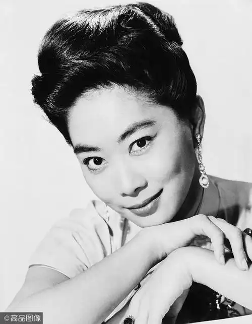 和很多华裔演以靠边缘角色起步不同,卢燕在美国的戏剧学院学习,从话剧