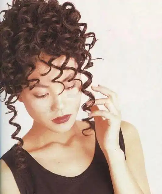 越好看因为当年烫头发一定得有卷才叫烫头这是80年代初至90年代末流行