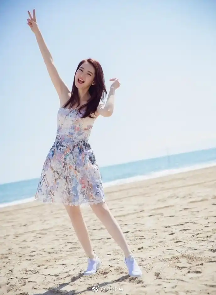 戚薇海边随拍,阳光,沙滩,美女,一切如此美好.