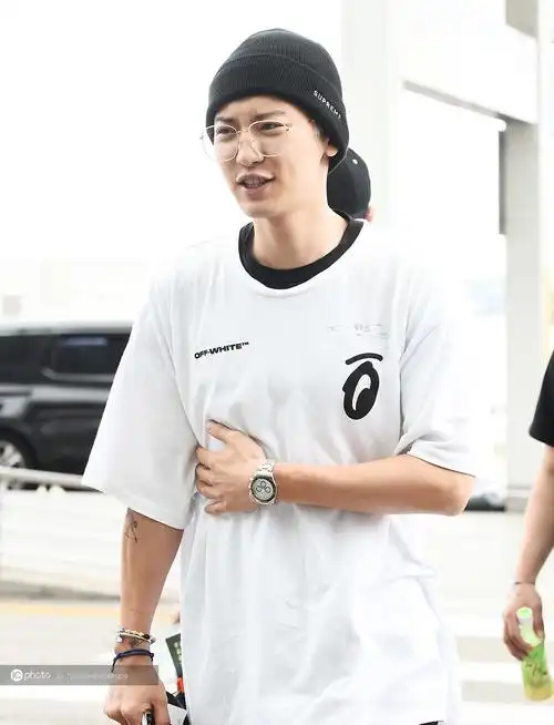 街拍:朴灿烈off-white白tee nike运动鞋 balenciaga收纳包个性十足