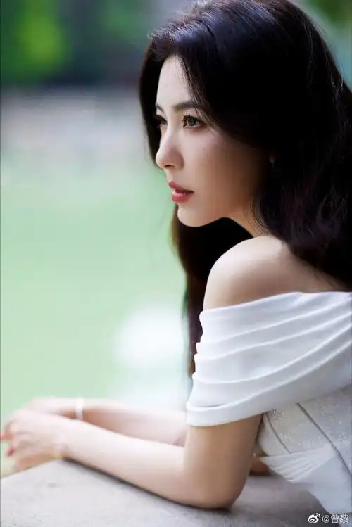 曾黎一字肩白裙造型