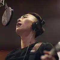 男生在录音棚唱歌头像_微信头像图片大全