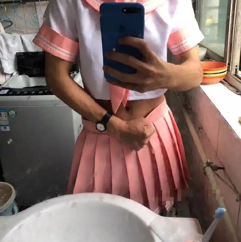 [特辑图片]某男生宿舍喜提一套女装,一宿舍的老爷们儿抢疯了.