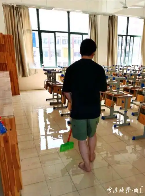 很帅!赤脚打扫教室,宁波这个90后老师在朋友圈火了