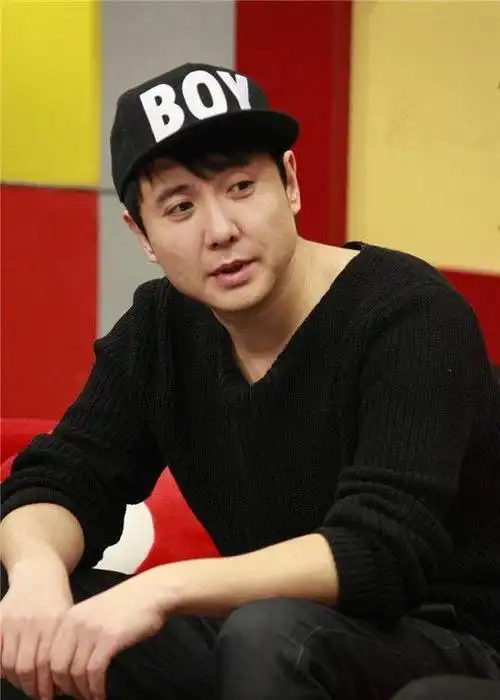 沈腾深夜现身火锅店身材发福面部浮肿无惧胖出新高度