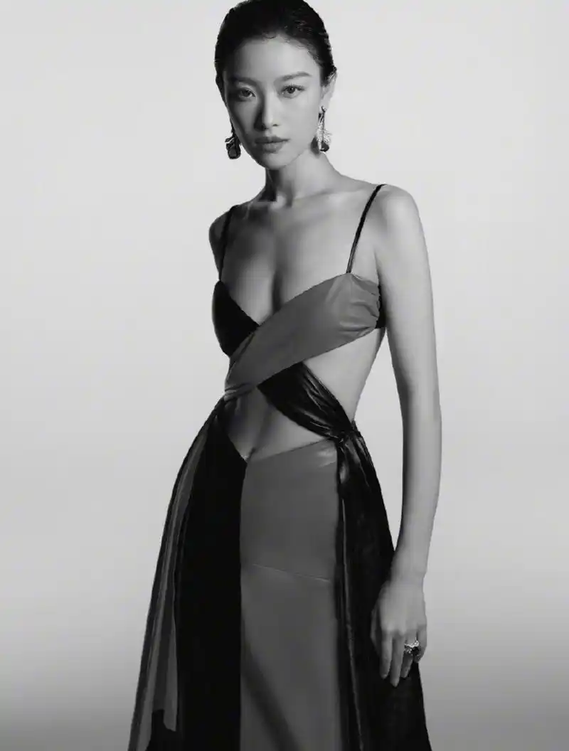 倪妮真是太敢穿了,这是一点都不怕走光啊.