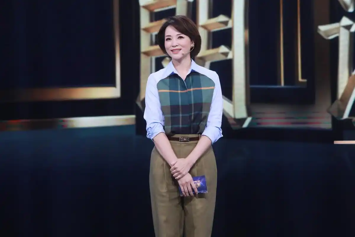 原创"央视一姐"董卿加盟《主持人大赛》,工装裤配格纹衫,比例惊艳