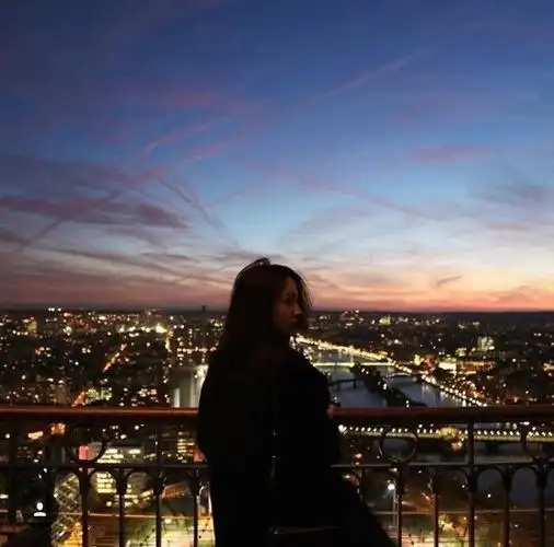 飘逸夜景女生头像