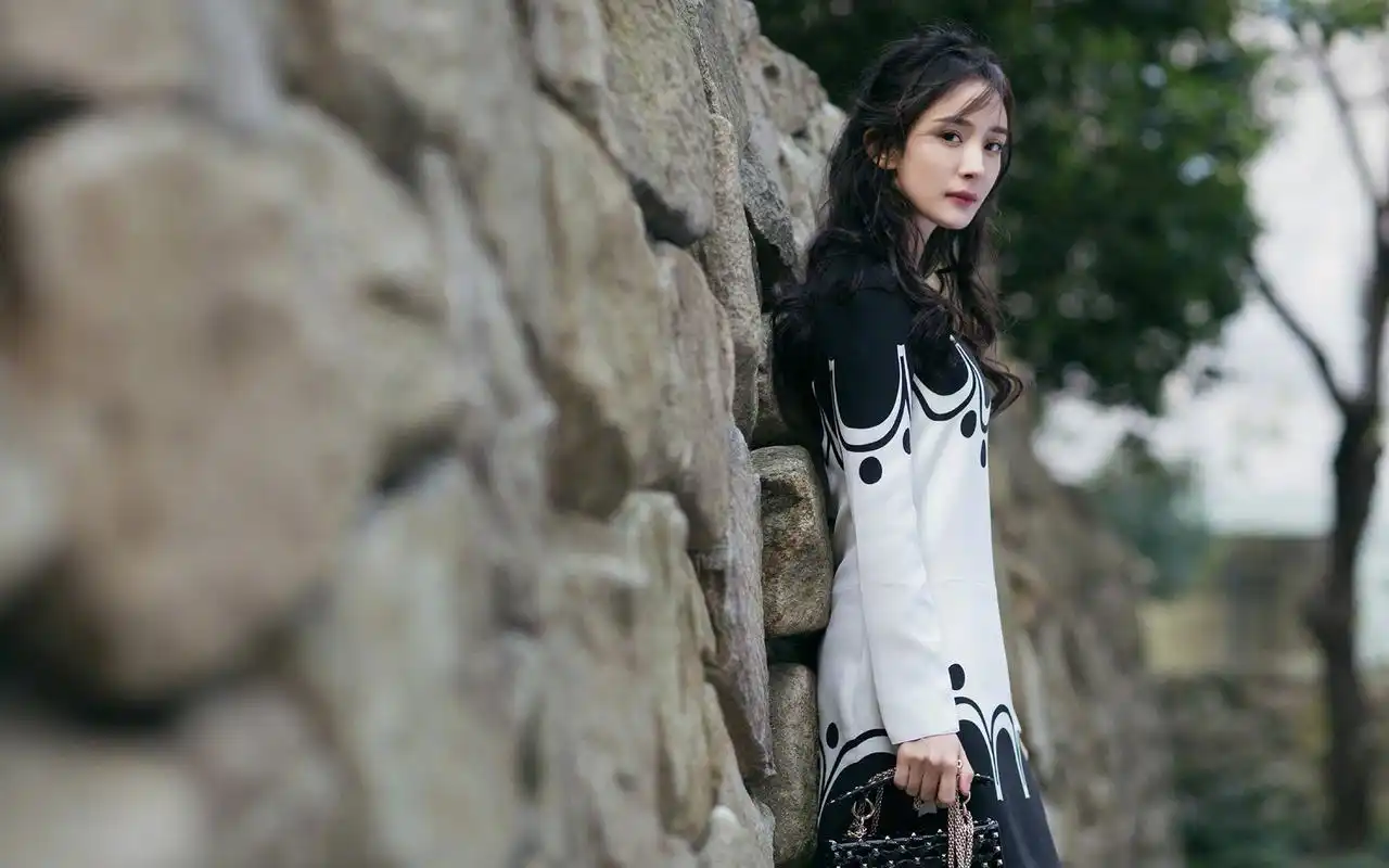 杨幂性感精致高清桌面壁纸