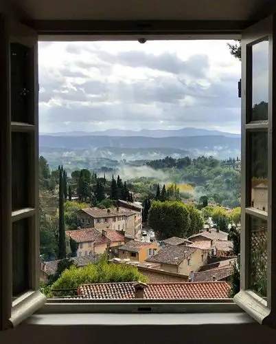 正面开窗的窗外风景图