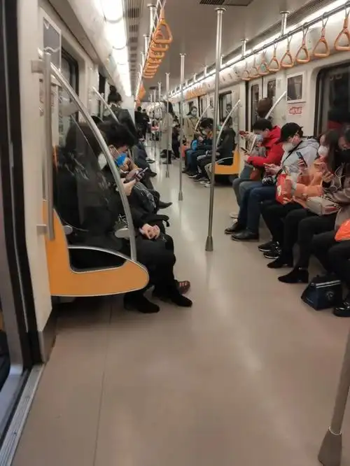 如何无接触坐地铁