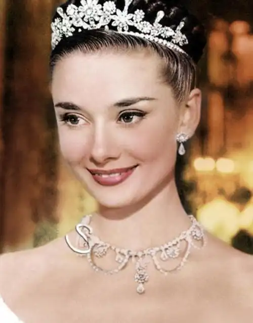 除了玛丽莲梦露外,还有一位至今令人们十分难忘的女神,奥黛丽·赫本.