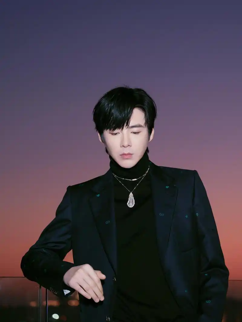 刘宇宁新造型太可了,酷黑西装上点缀银河风蓝色花纹,精巧大气