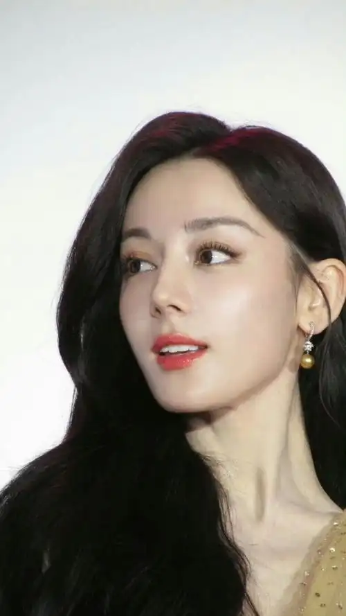 迪丽热巴是一位非常美丽的女演员,她的颜值非常高.