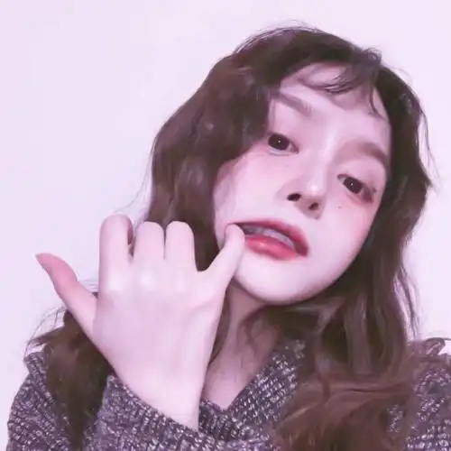 长发歪脖子自拍的清纯美女头像图片-女生头像 - 壁纸家