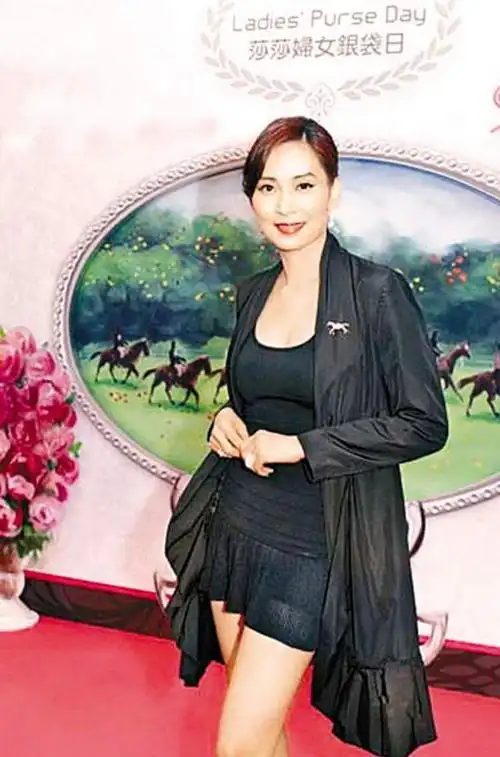 邝美云被主持人嘲讽,一句话赢得赌王怒赞,之后面临两大豪门选择