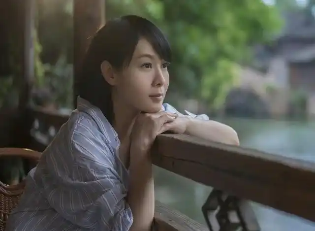 刘若英歌曲代表作有:《后来》,《为爱痴狂》,《很爱很爱你》,《成全》