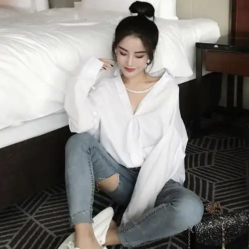 韩版女装心机v领漏锁骨白衬衫女宽松蝙蝠袖