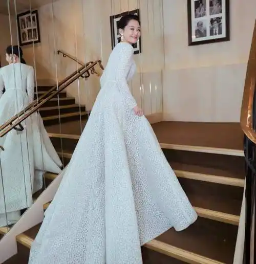 50岁许晴真不简单,草地光脚"撒欢",穿黄色裙子背影似20岁少女_衣服