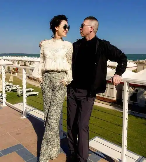 许晴和冯小刚外出度假,许晴青春似少女,冯小刚穿一身黑很帅气