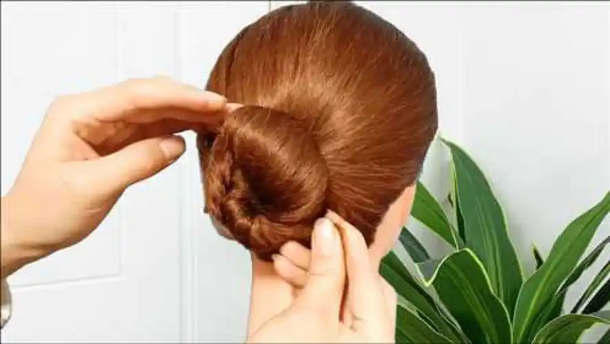 50岁妈妈辈的女人,出门头发这样盘,简单好看又时髦,自学自盘