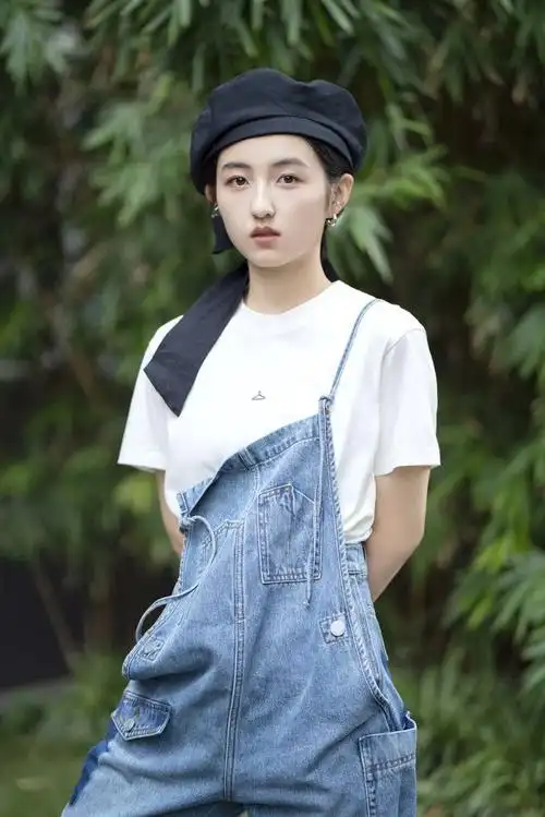 张子枫穿白色t恤加上牛仔背带裤满满的小学生范儿挺会穿