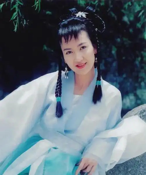 65岁陈美琪机场近照!穿200块棉服背50元包,驼背鞠躬接粉丝礼物