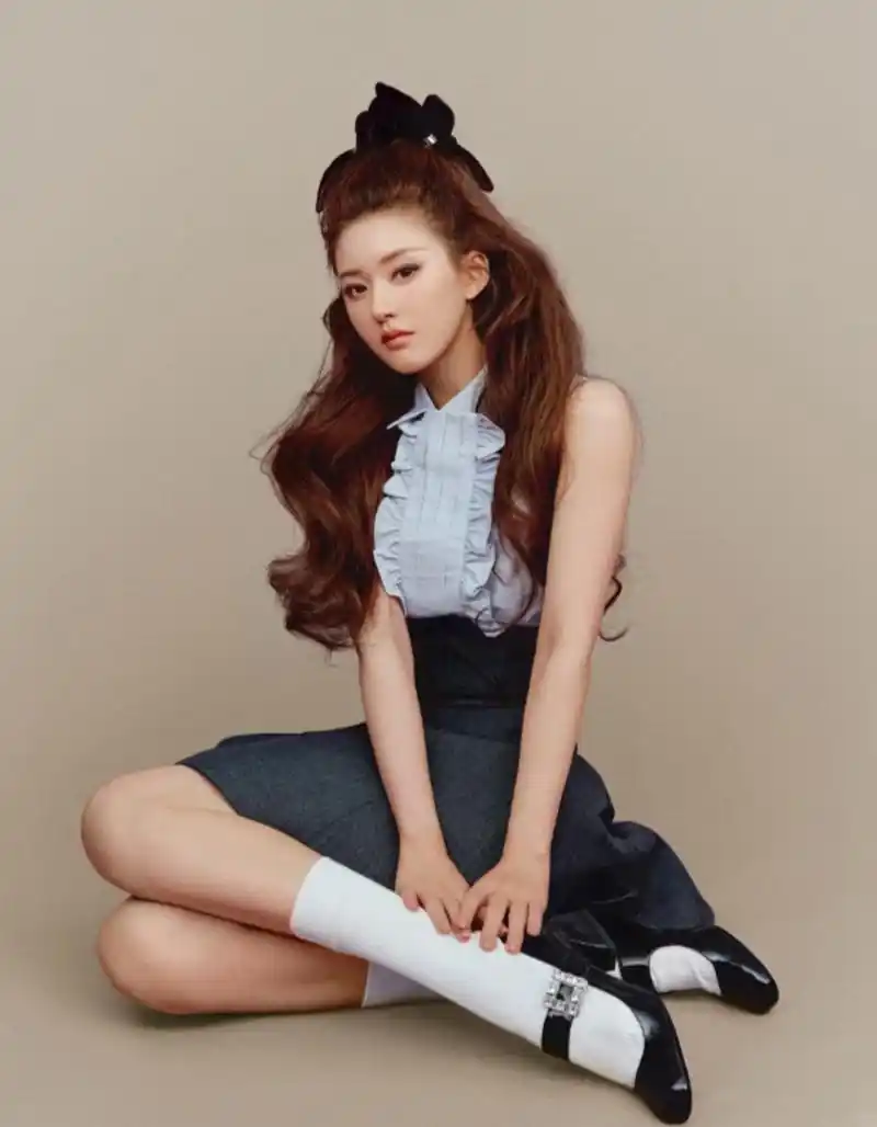 赵露思最新时尚大片,高颅顶复古长卷发造型惊艳!