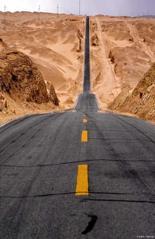 中国沙漠无人区里的高速公路,比美国66号公路还美,你知道吗?