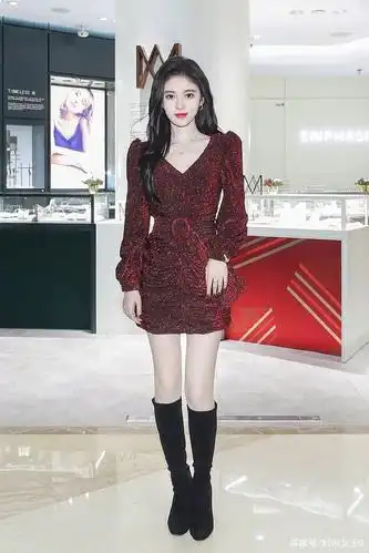 鞠婧祎活动又上热搜,身穿酒红色细闪短裙,网友:真是人间仙子啊