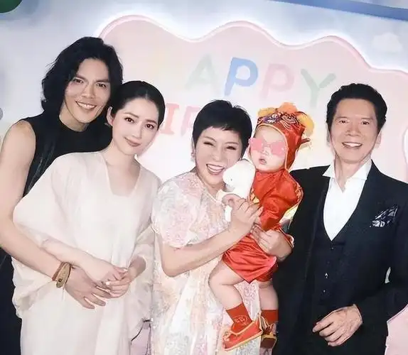 向华强偏心孙女合影抱着爱不释手向佐儿子很羡慕姐姐被宠