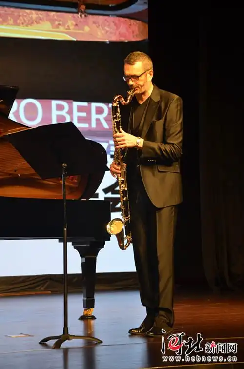 图为萨罗·波尔蒂表演黑管独奏.