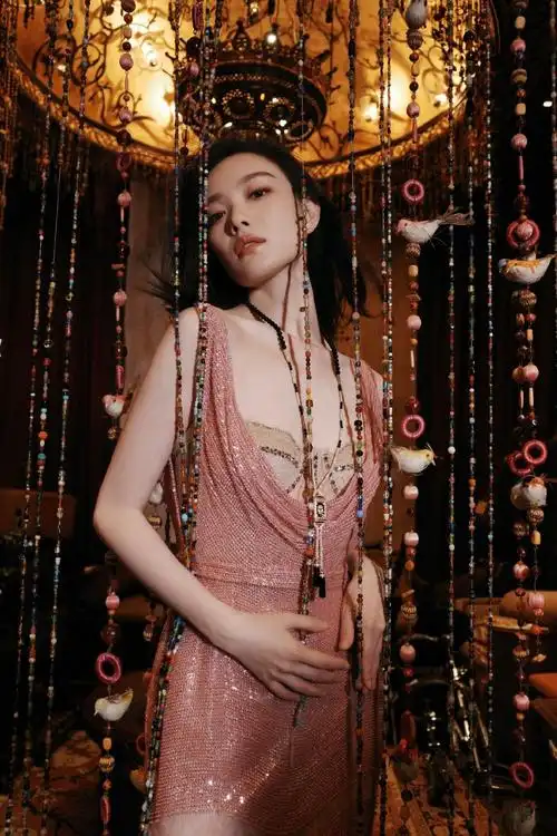 组图:倪妮穿粉色亮片礼服如美人鱼 长发随性披散锁骨迷人_高清图集