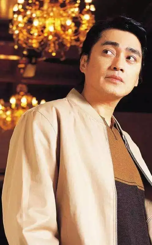 63岁汤镇宗娶圈外女友恩爱33年无绯闻今女儿校花学霸两不误