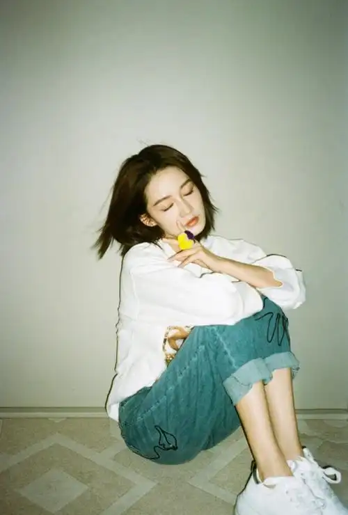 李沁近照走文艺复古风短发造型闭眼浅笑慵懒甜美