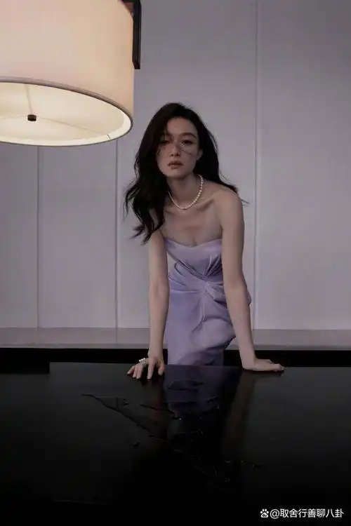 倪妮紫色抹胸礼裙活动造型,卷发红唇慵懒妩媚,眼神勾人迷人性感