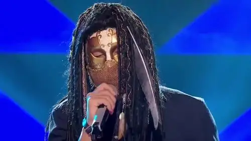 蒙面歌王:流浪者太牛了!那英评价他歌声漂亮,对手说他唱功扎实