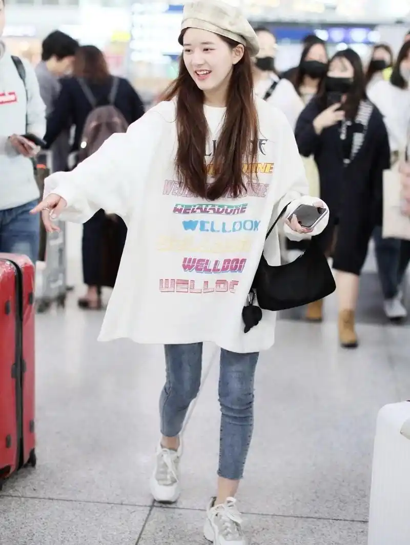 赵露思太美了,卫衣搭配白色半身裙走机场甜美可爱,美成初恋女友