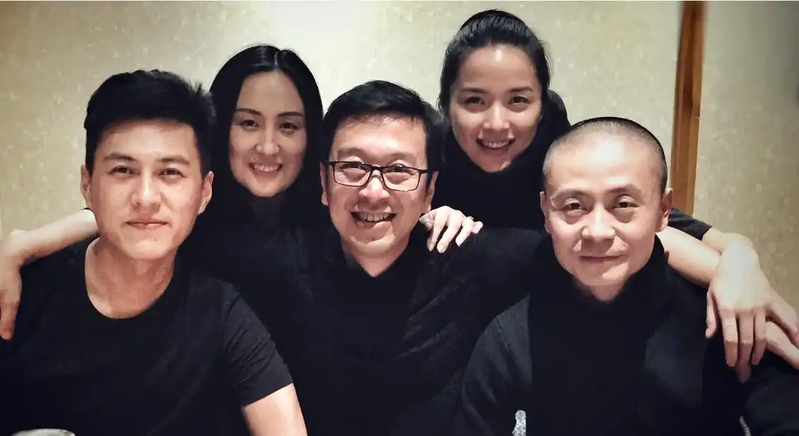 靳东妻子晒近照,45岁素颜出镜白发抢眼,侧颜神似蒋雯丽