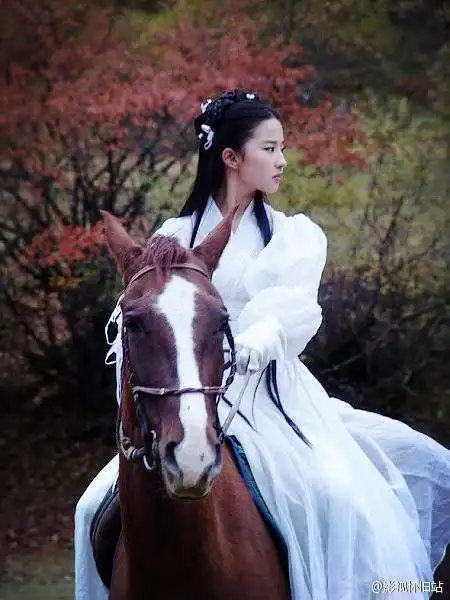 刘亦菲骑马剧照各种美一袭白衣仙气十足
