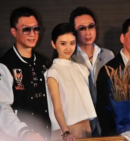 其实,早在2005年,才17岁的景甜就已经被北京星光灿烂公司签下了.